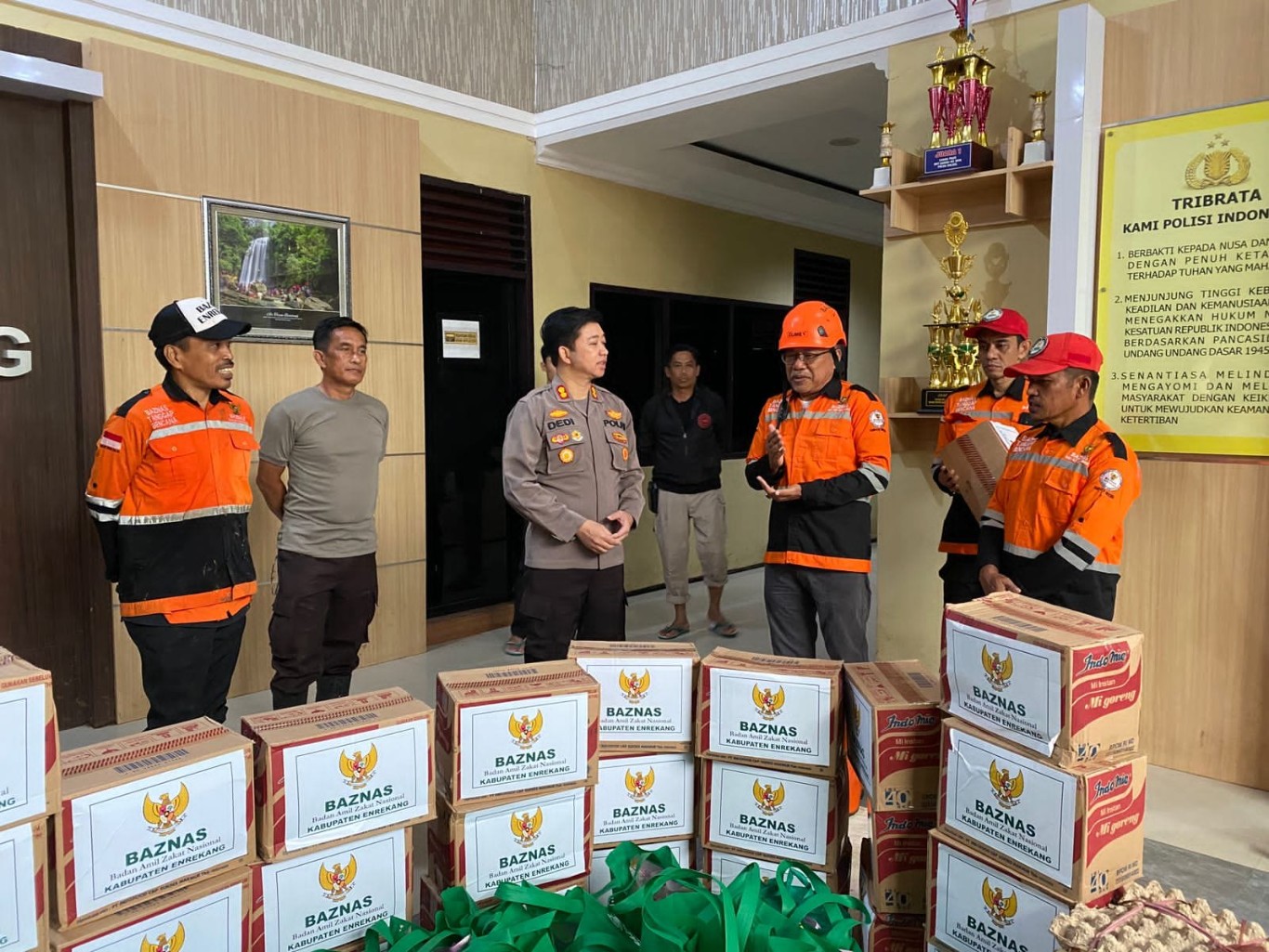 BANTUAN -- Kapolres Enrekang AKBP Dedi Surya Dharma menerima bantuan paket sembako dari Baznas Enrekang yang ditujukan kepada personel Polri yang terdampak Banjir, Jumat (3/5). Sebanyak 50 paket sembako diserahkan Ketua Baznas Enrekang Drh Junwar, M.Si yang diterima Kapolres Enrekang 