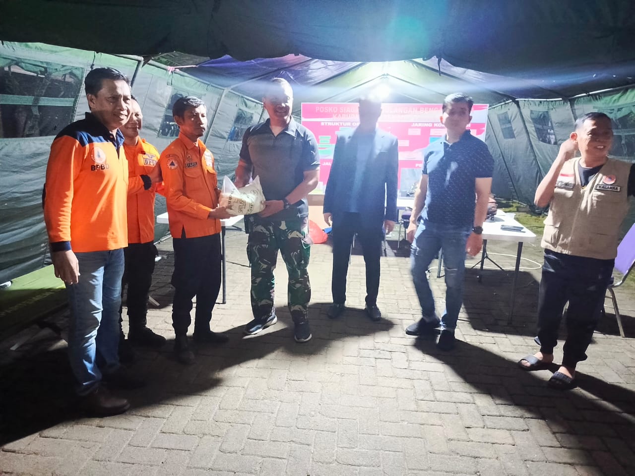 BERBAGI -- Pemkot Makassar menyerahkan bantuan kepada masyarakat Kabupaten Enrekang melalui BPBD setempat di Posko Bencana Kabupaten Enrekang, Jumat (3/05) malam