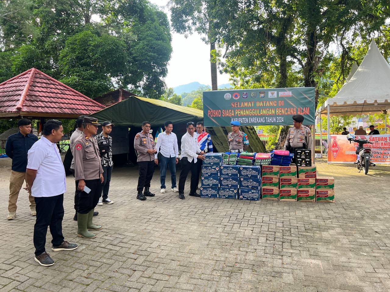 BANTUAN -- Kapolres Enrekang menyalurkan bantuan Kapolda Sulsel Irjen Pol Andi Rian R Djajadi di Posko Siaga Bencana, Rabu (15/5). Bantuan sebagai wujud kepedulian terhadap masyarakat terdampak banjir di Kabupaten Enrekang baru-baru ini. 