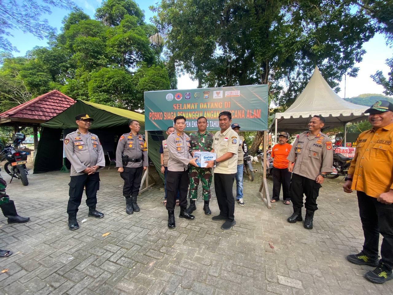 SERAHKAN BANTUAN -- Kapolres Bone AKBP Arief Doddy Suryawan menyerahkan bantuan sembako dari Pemkab Bone dan diterima Kapolres Enrekang AKBP Dedi Surya Dharma untuk disalurkan kepada warga terdampak bencana alam banjir dan longsor di Kabupaten Enrekang, Sabtu (11/5). 