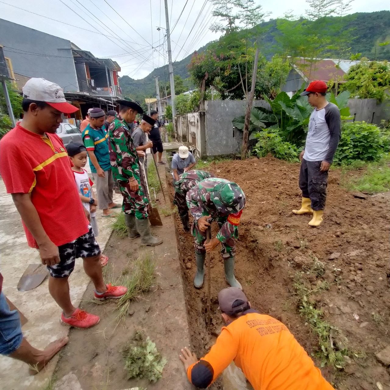 KARYA BAKTI -- Personel Kodim 1419/Enrekang bersama komponen masyarakat melaksanakan kegiatan karya bakti pembersihan selokan di sepanjang di Kelurahan Galonta Kecamatan Enrekang Kabupaten Enrekang, Minggu (5/5).
