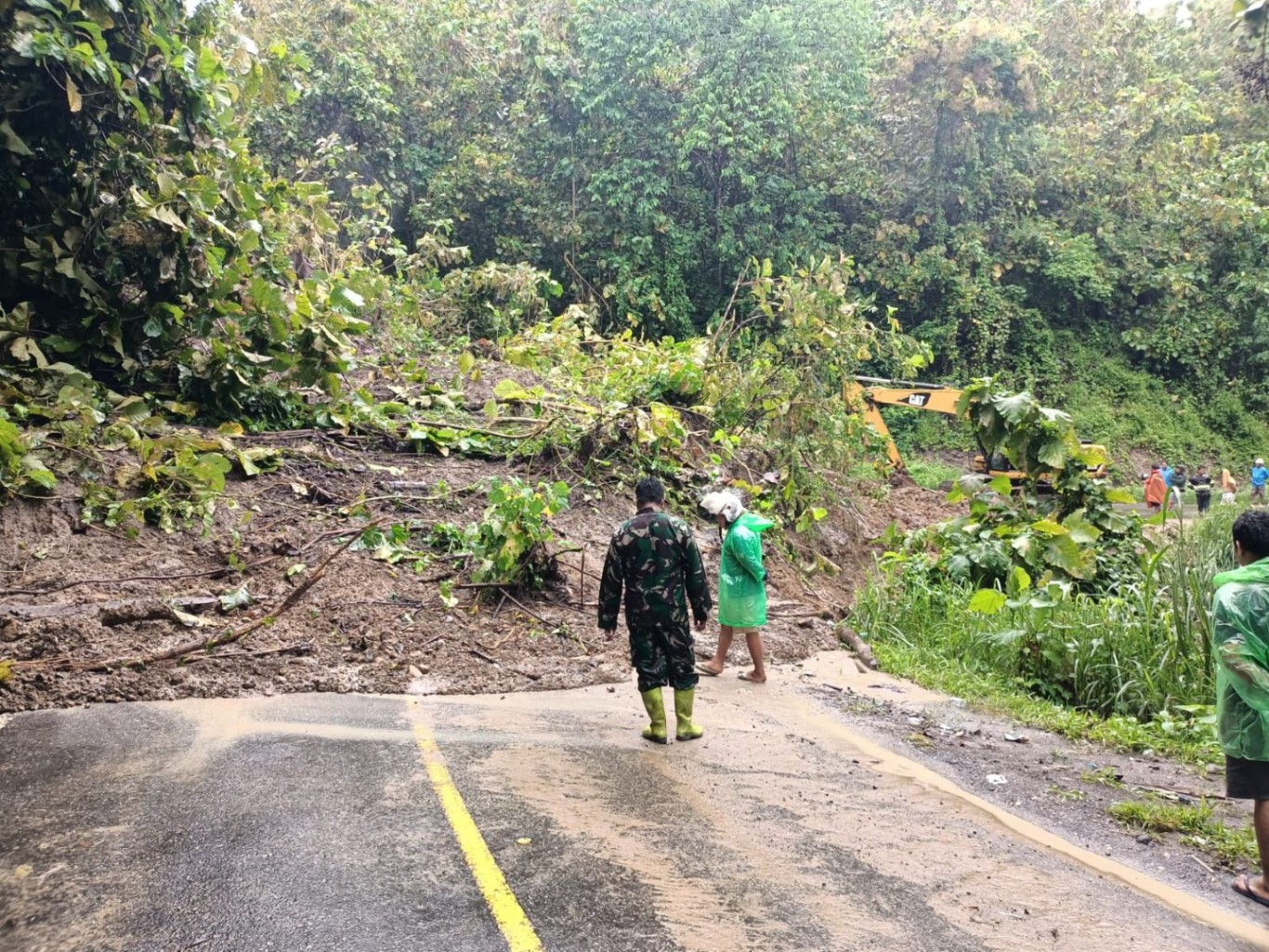 LUMPUH TOTAL -- Hujan dalam beberapa hari terakhir membuat Kota Enrekang mengalami longsor yang terjadi di beberapa titik. Salah satu titik longsor yang terjadi yaitu di wilayah Kampung Pinang jalan Poros Sidrap-Enrekang-Toraja lumpuh total, Jumat (3/5). 