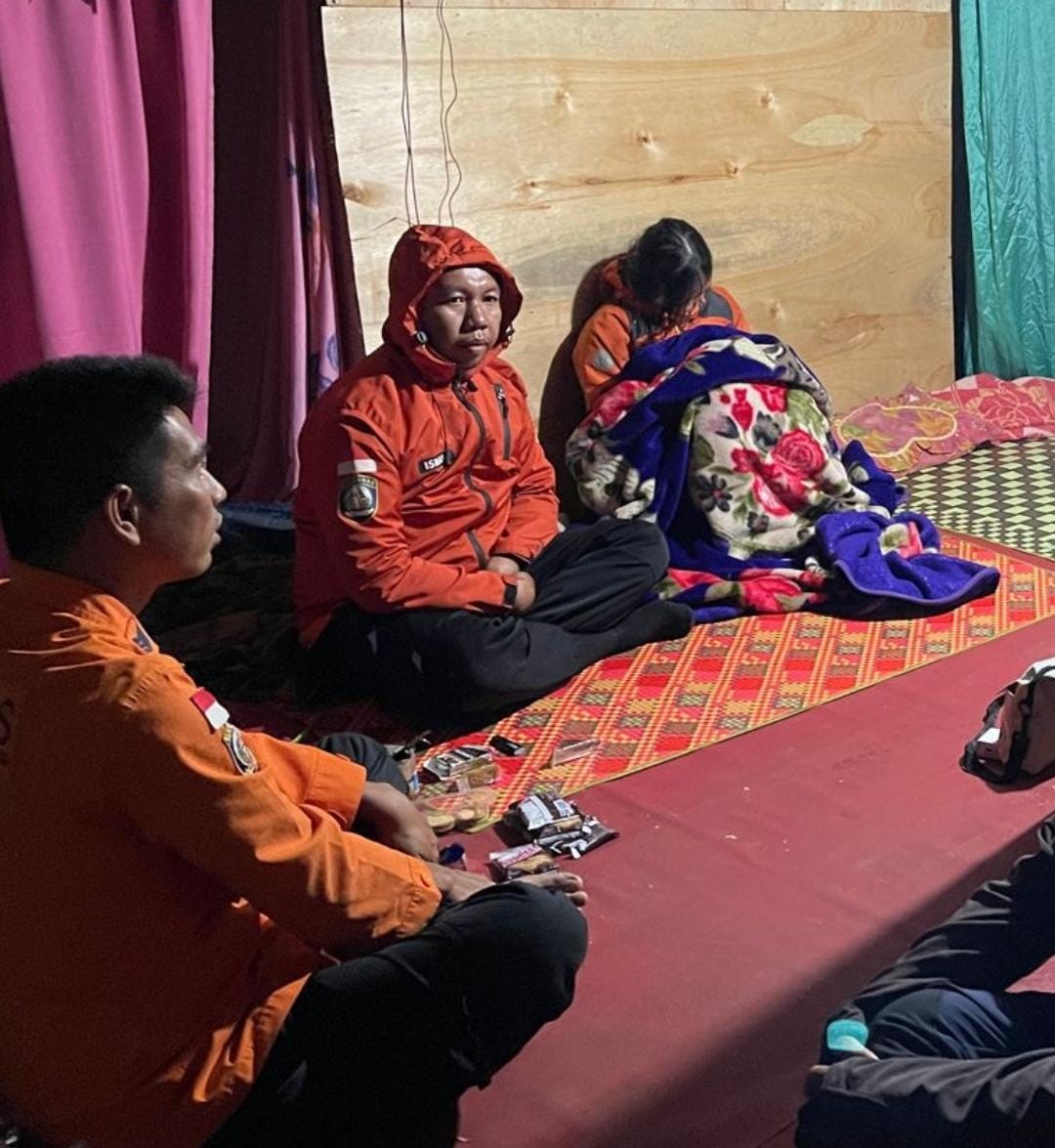IST EVAKUASI -- Para personel tim SAR gabungan saat mengevakuasi seorang perempuan pendaki yang mengalami kaki terkilir di Pos 9 Gunung Bawakaraeng. 