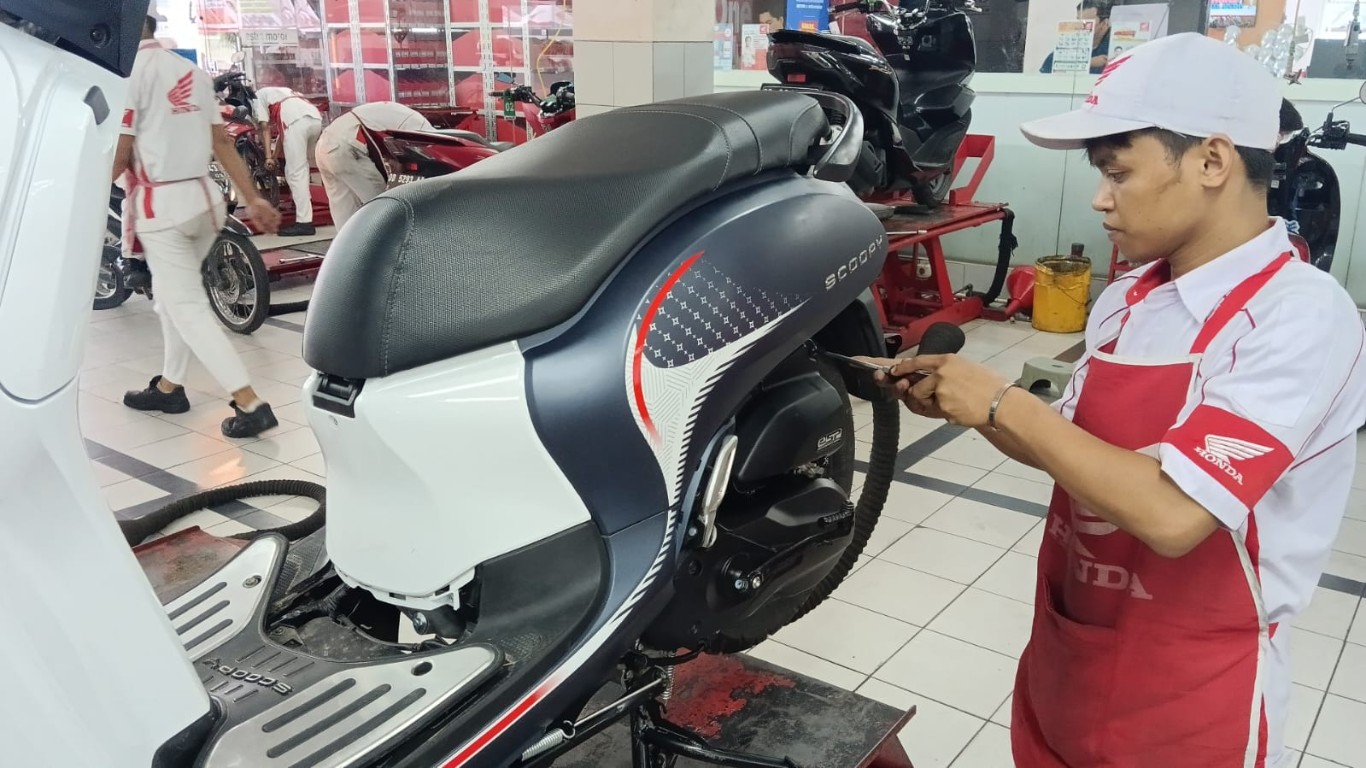 GANTI OLI -- Mengganti oli secara berkala dan tepat waktu akan membuat mesin kendaraan sepeda motor jadi awet.