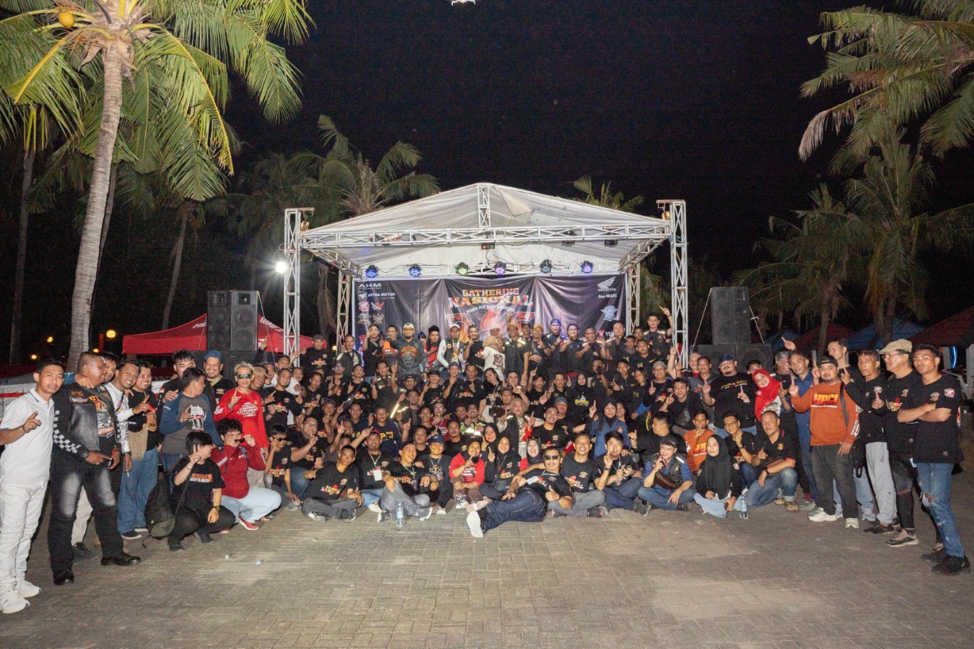 GATHERING -- Suasana gathering nasional Honda PCX Club Indonesia yang dirangkaikan konvoi yang melewati sejumlah jalan utama di Kota Makassar dan puncaknya di Pantai Akkarena, Makassar, akhir pekan lalu.