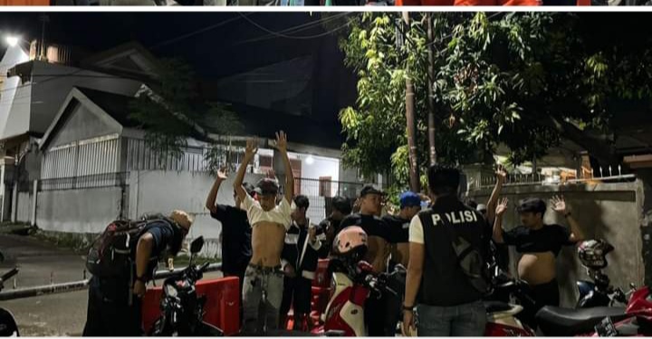 GELEDAH -- Anggota Polsek Panakkukang-Polrestabes Makassar yang melakukan operasi miras dan menggeledah sejumlah remaja yang diduga berpesta miras dipinggir jalan wilayah hukum Polsek Panakkukang.