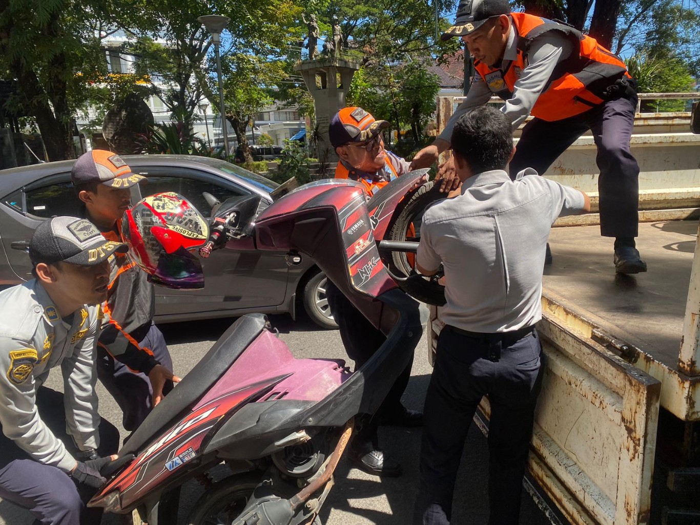 ist TERTIBKAN--Sekitar 100 kendaraan roda dua yang diparkir di samping Kantor Wali Kota Makassar ditertibkan dan diangkut oleh Dinas Perhubungan Kota Makassar, Selasa (14/5).