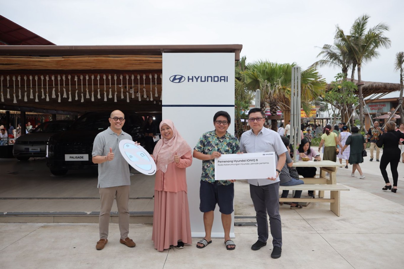 HADIAH IONIQ 6 -- Chief Sales Officer PT Hyundai Motors Indonesia, Moch Diky Zulkarnaen (kiri) didampingi Operation Director PT Hyundai Mobil Indonesia, Hendril Wiradjaja (kanan) menyerahkan hadiah Hyundai IONIQ 6 kepada dua orang pemenang, yaitu perwakilan Ahmad Syakib (dua dari kiri) dan Yohanes Hari Kurniawan (dua dari kanan).