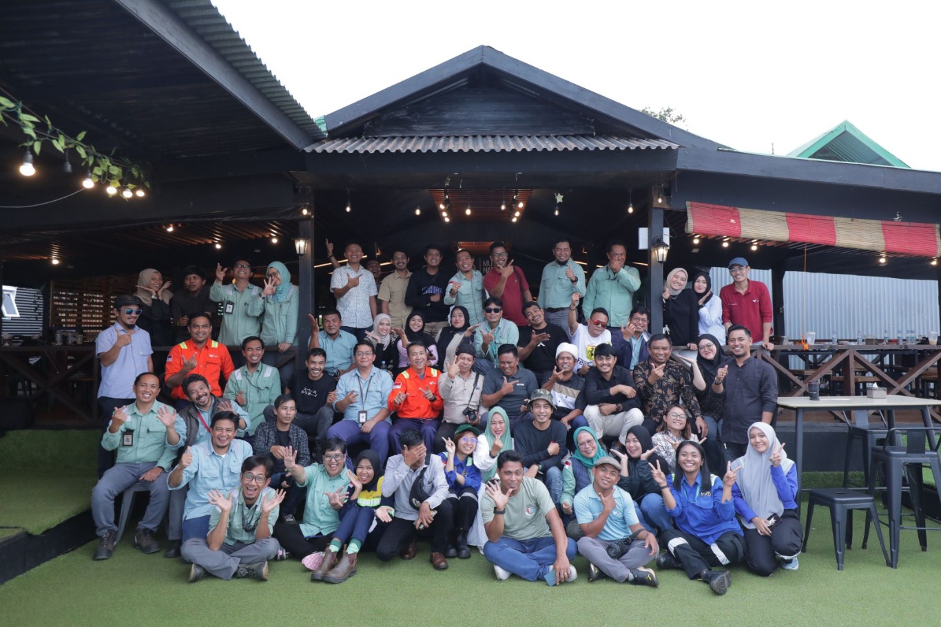 HALAL BIHALAL -- Head of Communications PT Vale, Bayu Aji di tengah-tengah wartawan se-Luwu Raya saat menggelar halal bihalal di Sorowako.