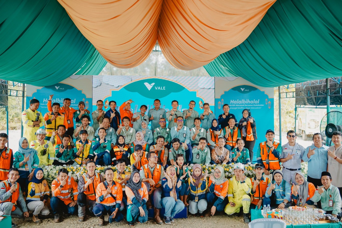 HALAL BIHALAL -- Kemeriahan halal bihalal yang digelar PT Vale IGP Morowali bersama stakeholders.