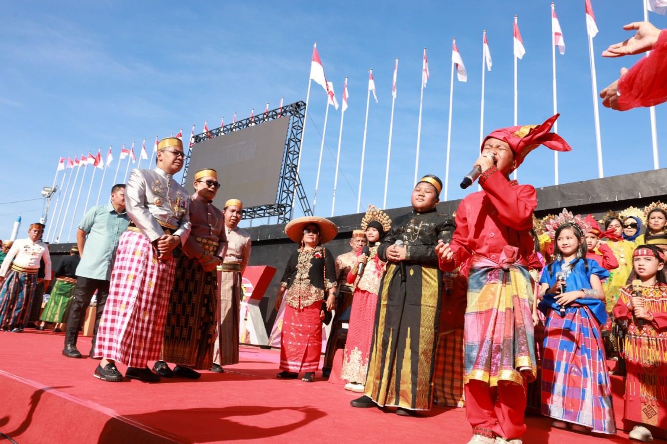 ist HARDIKNAS--Wali Kota Makassar Moh Ramdhan Pomanto saat menyaksikan bakat siswa di peringatan Hardiknas.Sementara Pj Gubernur Sulsel Bahtiar Baharuddin juga memperingati Hardiknas di Rujab Gubernur Sulsel,kemarin.