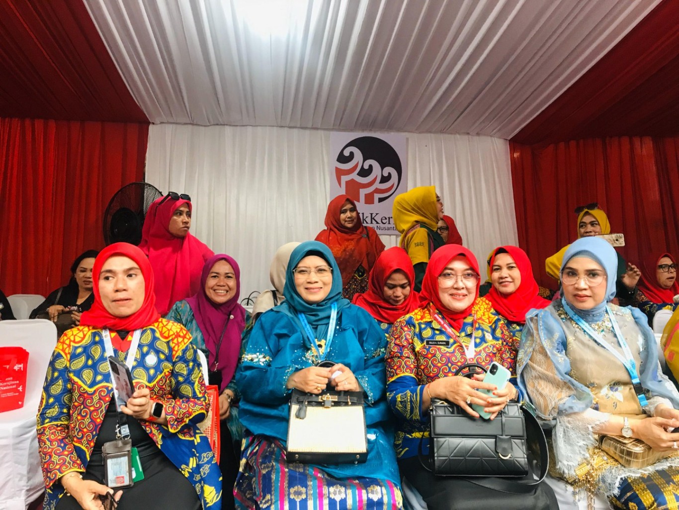 HUT DEKRANAS -- Suasana perayaan HUT ke-44 Dekranas yang turut dihadiri Pj Ketua Dekranasda Takalar, Sri Astuti Thamrin, di Hotel Alila, Kota Solo.