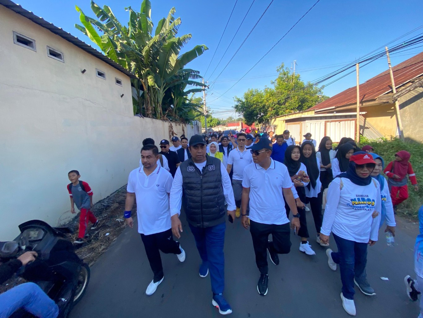JALAN SEHAT -- Bupati Maros, AS Chaidir Syam saat mengikuti jalan sehat bersama pejabat Pemkab dan warga Maros.