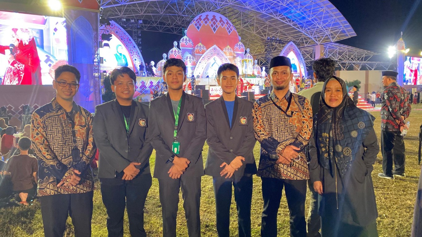 ist JUARA--Pemkot Makassar meraih juara umum 2 pada MTQ XXXIII Sulsel di Kabupaten Takalar. Makassar menyabet 6 emas pada ajang tahun ini.Tampak para kafilah Kota Makassar.