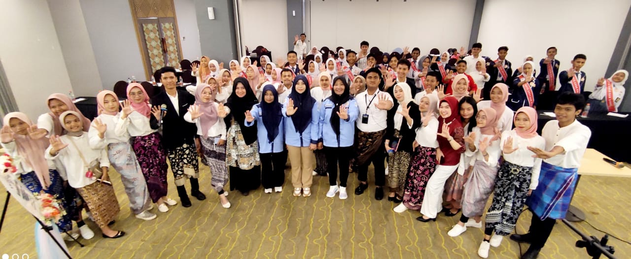 BKM/SAR KARANTINA -- Para finalis Duta Anak bersama Kadis P3A Gowa Kawaidah Alham dalam masa karantina pemilihan Duta Anak Gowa 2024.