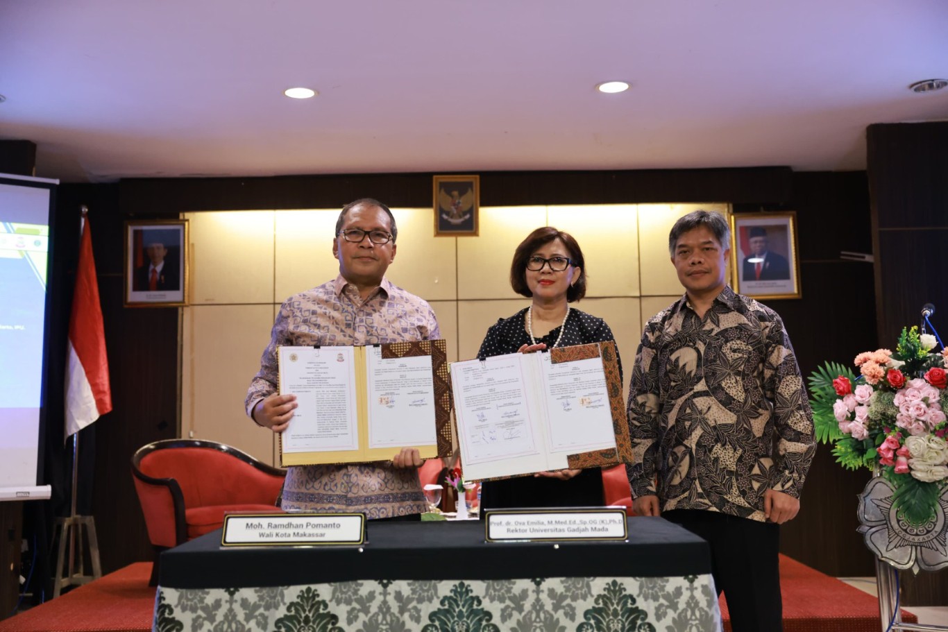 ist KERJASAMA-- Wali Kota Makassar Moh Ramdhan Pomanto bersama Rektor Universitas Gadjah Mada (UGM) Prof Ova Emilia menyepakati kerja sama mewujudkan Kota Rendah Karbon di Indonesia di UGM, Selasa, (14/5).