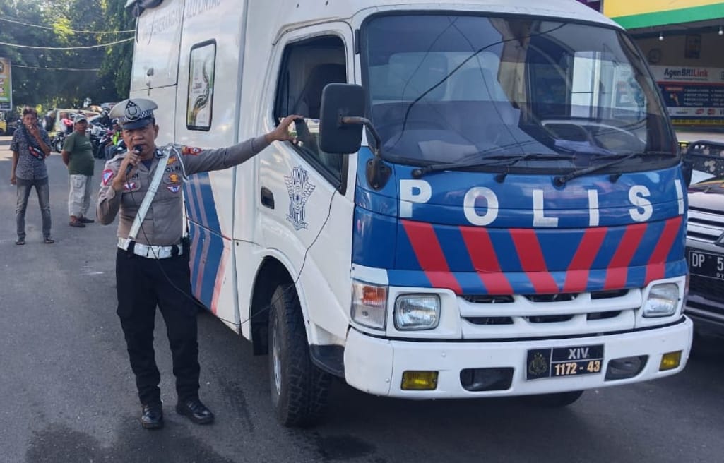 EDUKASI -- Satuan Polisi Lalu Lintas Polres Parepare saat melakukan edukasi penerangan tentang marka jalan Zebra Cross di jalan raya yang padat kendaraan.