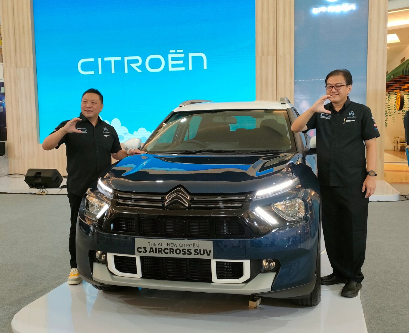 LAUNCHING -- Ferdinand Hendra, Division Head Sales & Marketing Citroen Indonesia (kiri) saat melaunching The All New Citroen C3 Aircross SUV, di Atrium Trans Studio Mall Makassar, kemarin. 