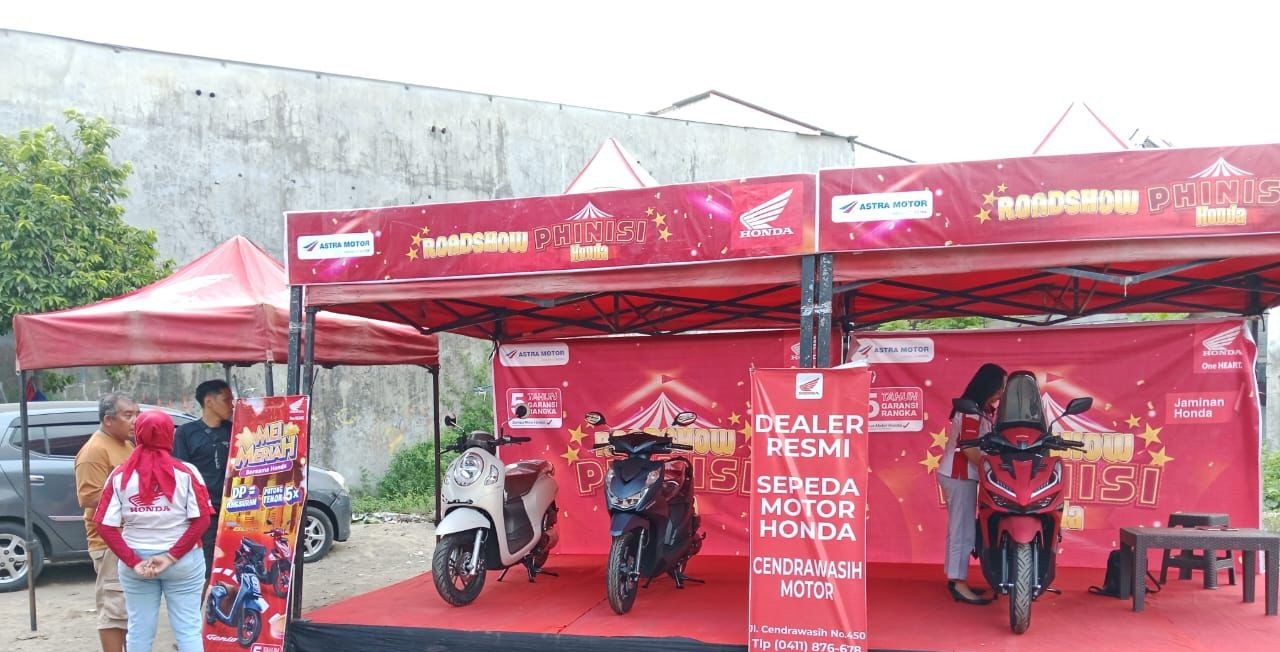 LAYANI KONSUMEN -- Tim marketing Astra Motor sedang melayani salah seorang calon konsumen yang akan membeli sepeda motor Honda.
