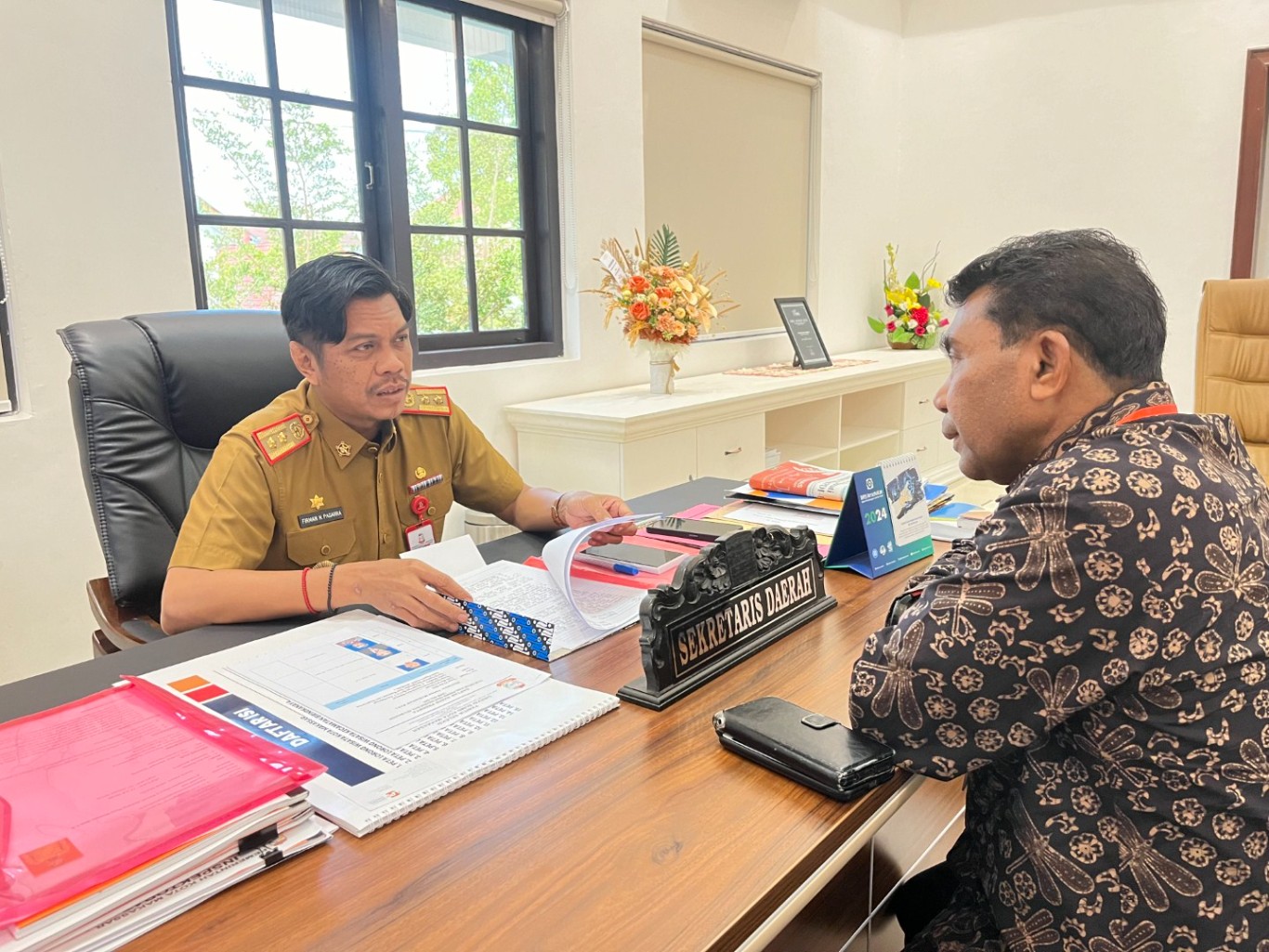 ist SELEKSI--Peserta seleksi calon Dirut PD Pasar dan RPH menjalani tahapan wawancara di depan penguji Pj Sekkot Makassar Firman Hamid Pagarra yang juga ketua timsel, Senin (27/5).