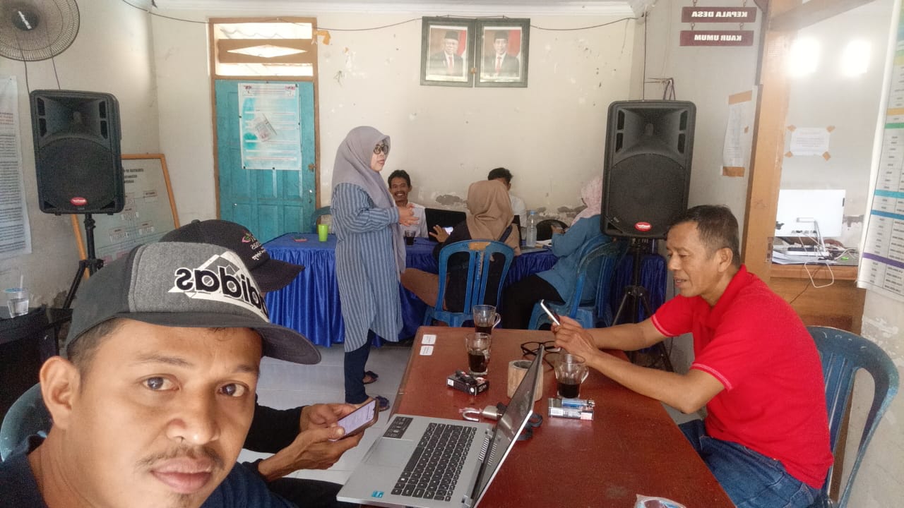 BIMTEK -- Pemerintah Desa (Pemdes) menggelar Bimbingan Teknik (Bimtek) penyusunan indeks Desa membangun (IDM) diselenggarakan di Kantor Desa Lumaring Kecamatan Larompong Kabupaten Luwu, Rabu (29/5).