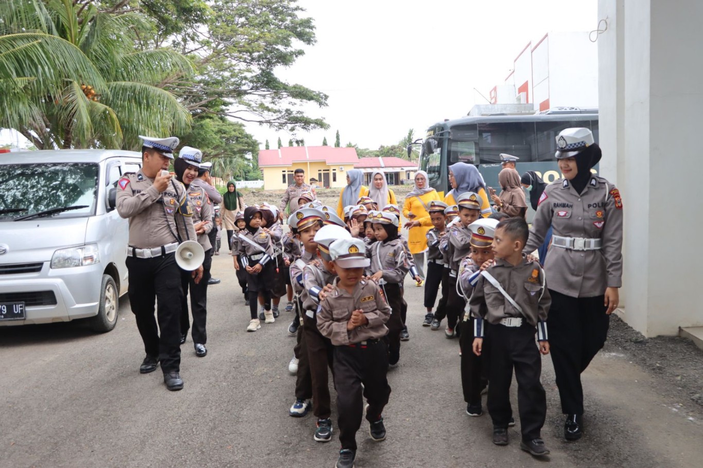 WISATA EDUKASI -- Satlantas Polres Luwu menggelar program Wisata Edukasi “Polisi Sahabat Anak”. Kegiatan ini diikuti oleh puluhan anak-anak TK Pertiwi Kota Belopa baru-baru ini.  