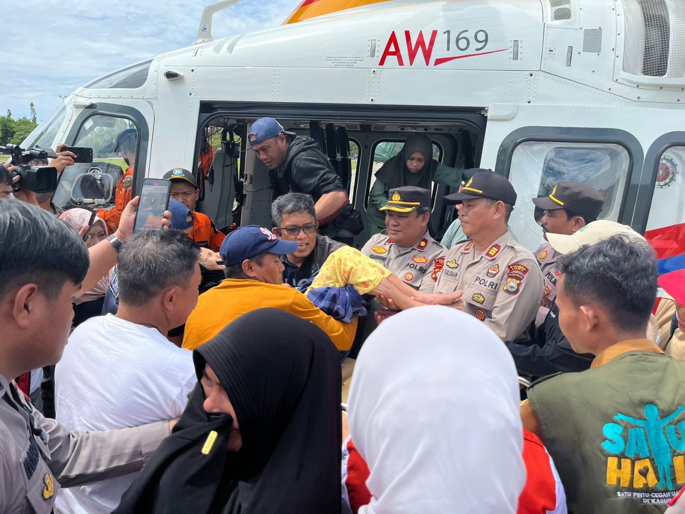 IBU HAMIL -- Helikopter milik TNI/Polri berhasil mengevakuasi 44 orang warga terdampak bencana banjir dan longsor yang sempat terisolir di Dusun Rante Desa Rante Balla Kecamatan Latimojong Kabupaten Luwu, Senin (6/5). Salah satu korban yang berhasil dievakuasi adalah seorang wanita hamil sembilan bulan. 
