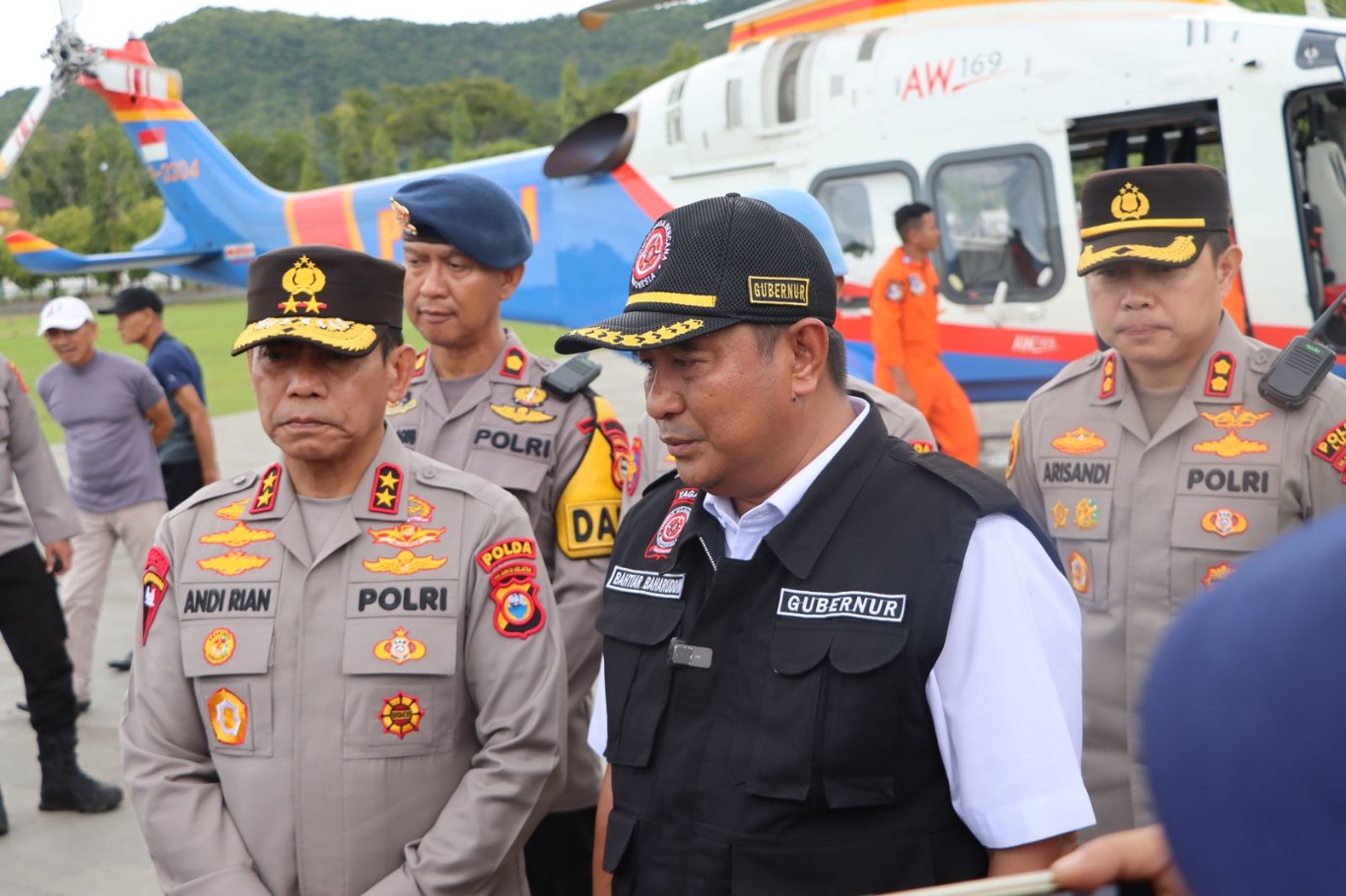 TINJAU -- Kapolda Sulsel Irjen Pol Andi Rian R Djajadi dan Pj Gubernur Sulsel Bahtiar saat meninjau lokasi bencana dan tanah longsor di Kabupaten Luwu,  Sabtu (4/5).