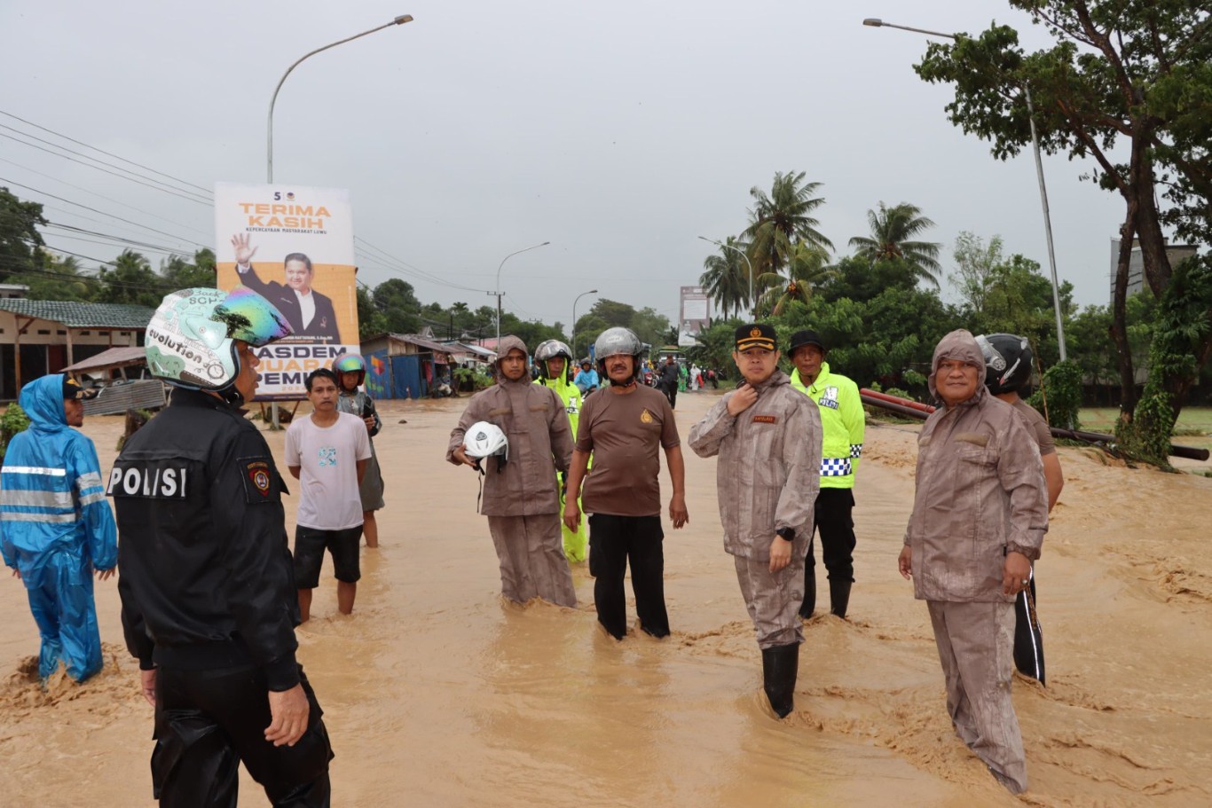 BENCANA -- Kapolres Luwu AKBP Arisandi saat berada di lokasi banjir bersama sejumlah personel untuk melakukan penanganan terhadap bencana. 