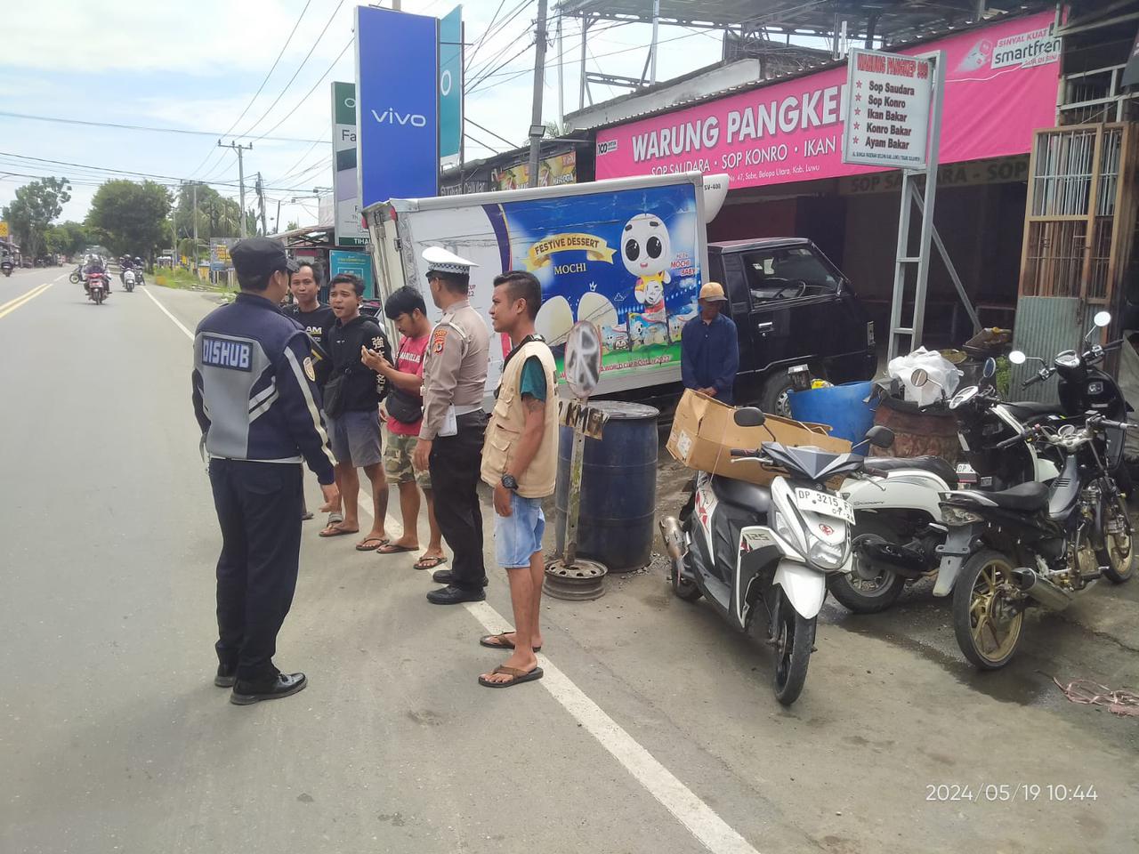 TINDAK JURKIR LIAR -- Sat Lantas Polres Luwu melakukan langkah tegas menyusul instruksi dari Kapolda Sulsel Irjen Pol Andi Rian R Djajadi terkait penertiban juru parkir liar beberapa waktu lalu.