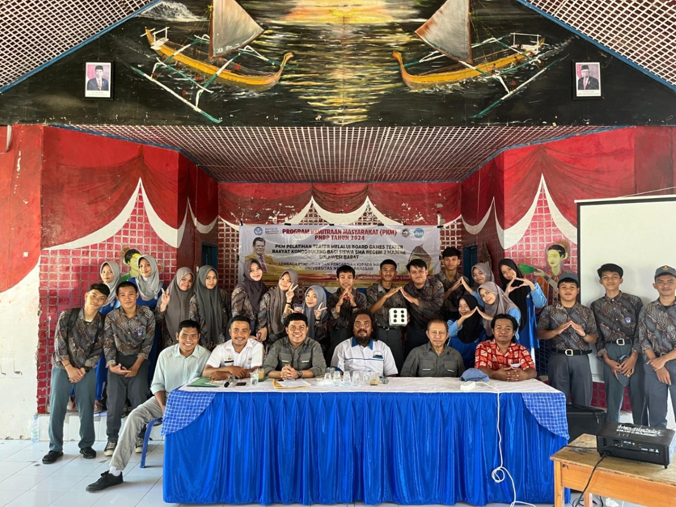 PELATIHAN -- Dosen Prodi Pendidikan Seni Pascasarjana dan Prodi Pendidikan Seni Drama, Tari, dan Musik UNM sukses menggelar PKM Pelatihan Teater Berbasis Board Games Bagi Siswa di SMA Negeri 2 Majene Sulawesi Barat, Rabu (15/5).  