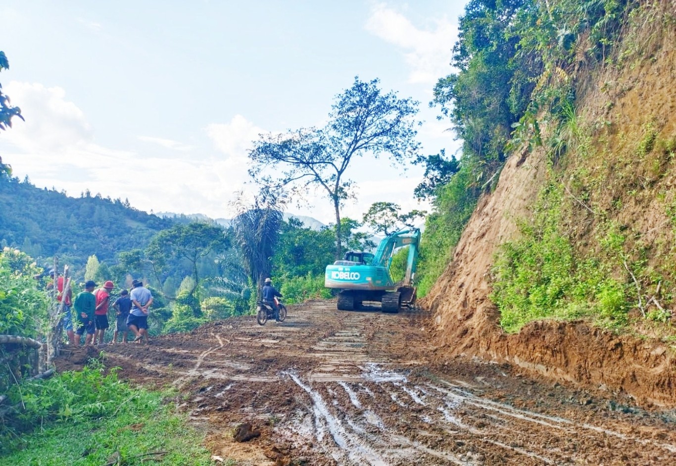 BERSIHKAN LONGSOR -- Dinas PU Bina Marga Provinsi Sulsel dan Dinas PUTR Tator mengerahkan alat berat untuk membersihkan material longsor yang menutupi jalan poros Simbuang-Mappak yang terputus akibat tanah longsor. Sejauh ini ada 11 titik longsor yang menutupi badan jalan hingga membuat arus lalu lintas dan roda ekonomi terganggu. 