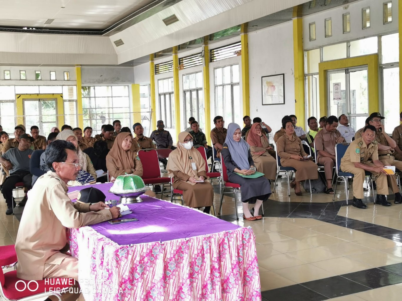 RAPAT PANITIA -- Panitia pelaksanaan Roadshow Kebudayaan 2024 tingkat Kecamatan Tomoni Timur menggelar rapat pemantapan di Gedung Pertemuan Kecamatan Tomoni Timur, Senin (27/5) 