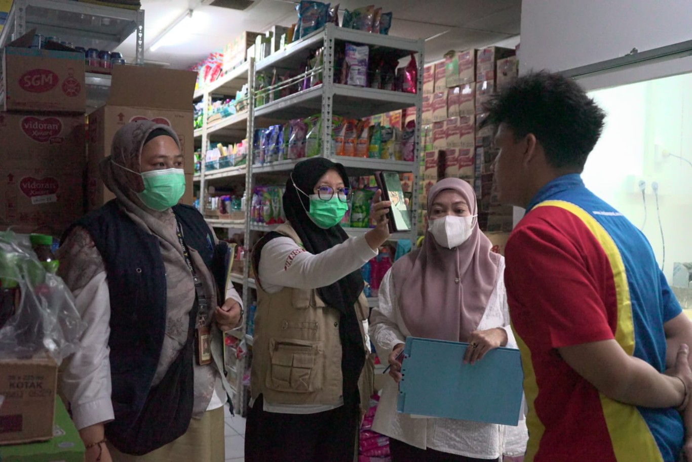 DAMPINGI -- UPT Balai POM Palopo mendampingi Tim Terpadu saat melakukan Pengawasan Obat dan Makanan pada hari kesembilan di Pasar Lambarese, Kecamatan Burau belum lama ini.