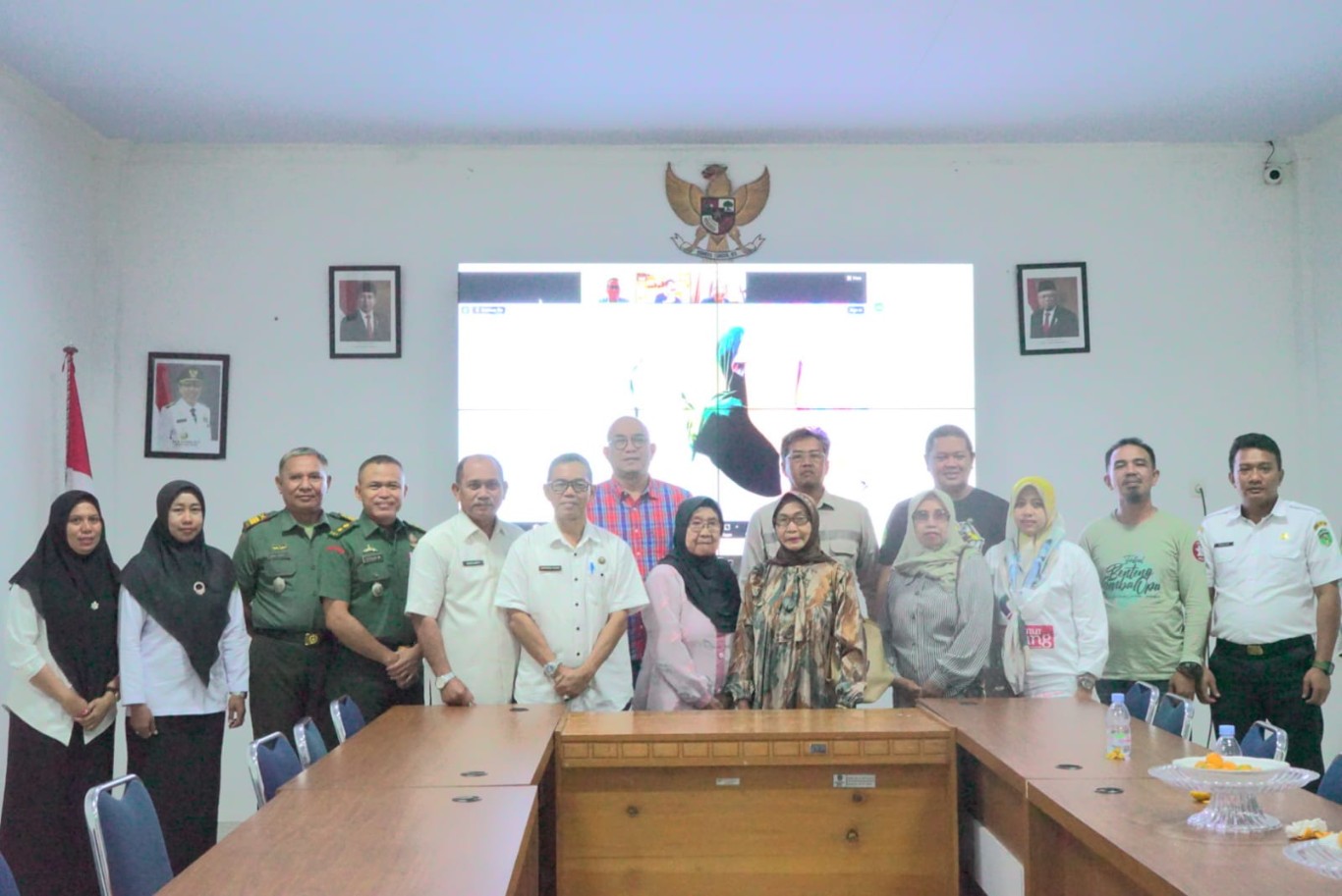 RAPAT -- Dinas Sosial Pemberdayaan Perempuan dan Perlindungan Anak (Dinsos P3A) bersama tim Peneliti dan Pengkaji Gelar Daerah (TP2GD) Kabupaten Luwu Timur (Lutim) menggelar rapat persiapan penulisan biograf almarhum Andi Nyiwi secara during dan luring di Aula Media Center Diskominfo-SP baru-baru ini. 