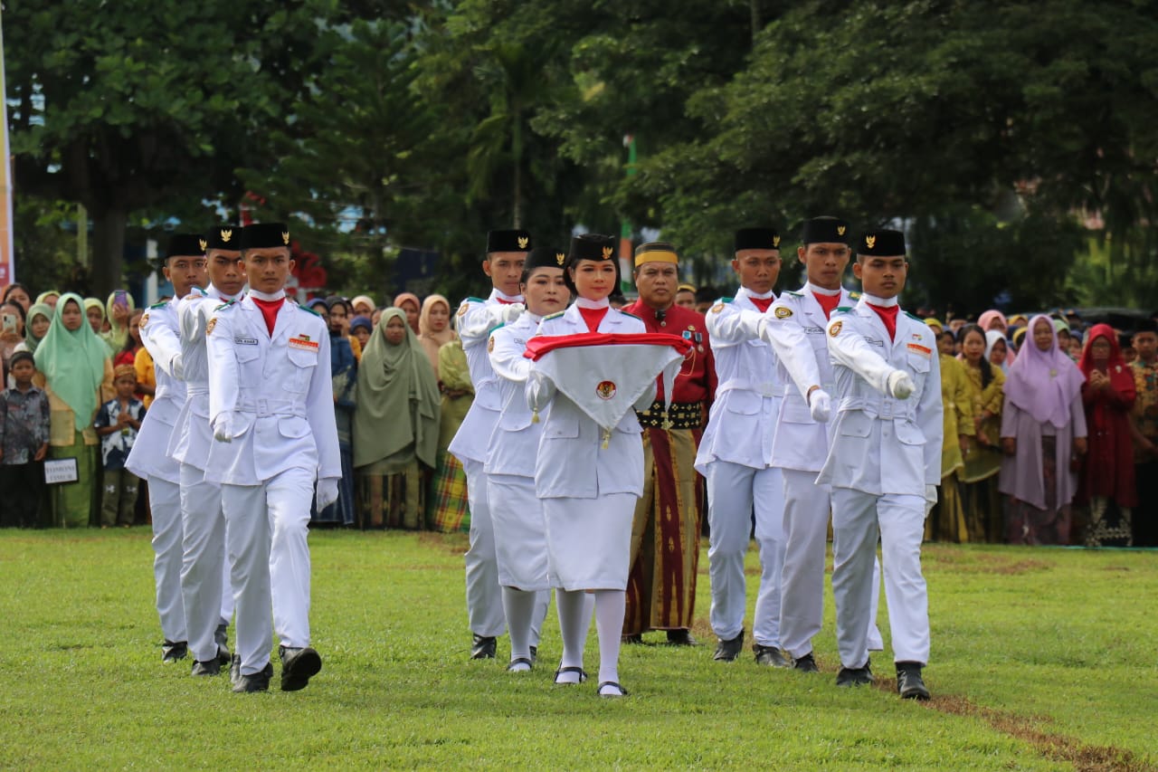 HARDIKNAS -- Upacara dalam rangka memperingati Hari Pendidikan Nasional (Hardiknas) Tingkat Kabupaten Luwu Timur tahun 2024 dipusatkan di Lapangan Batara Guru, Kamis (2/5). Bupati Lutim H Budiman bertindak sebagai Irup peringatan Hardiknas 2024 sekaligus foto bersama pelaksanaan upacara.