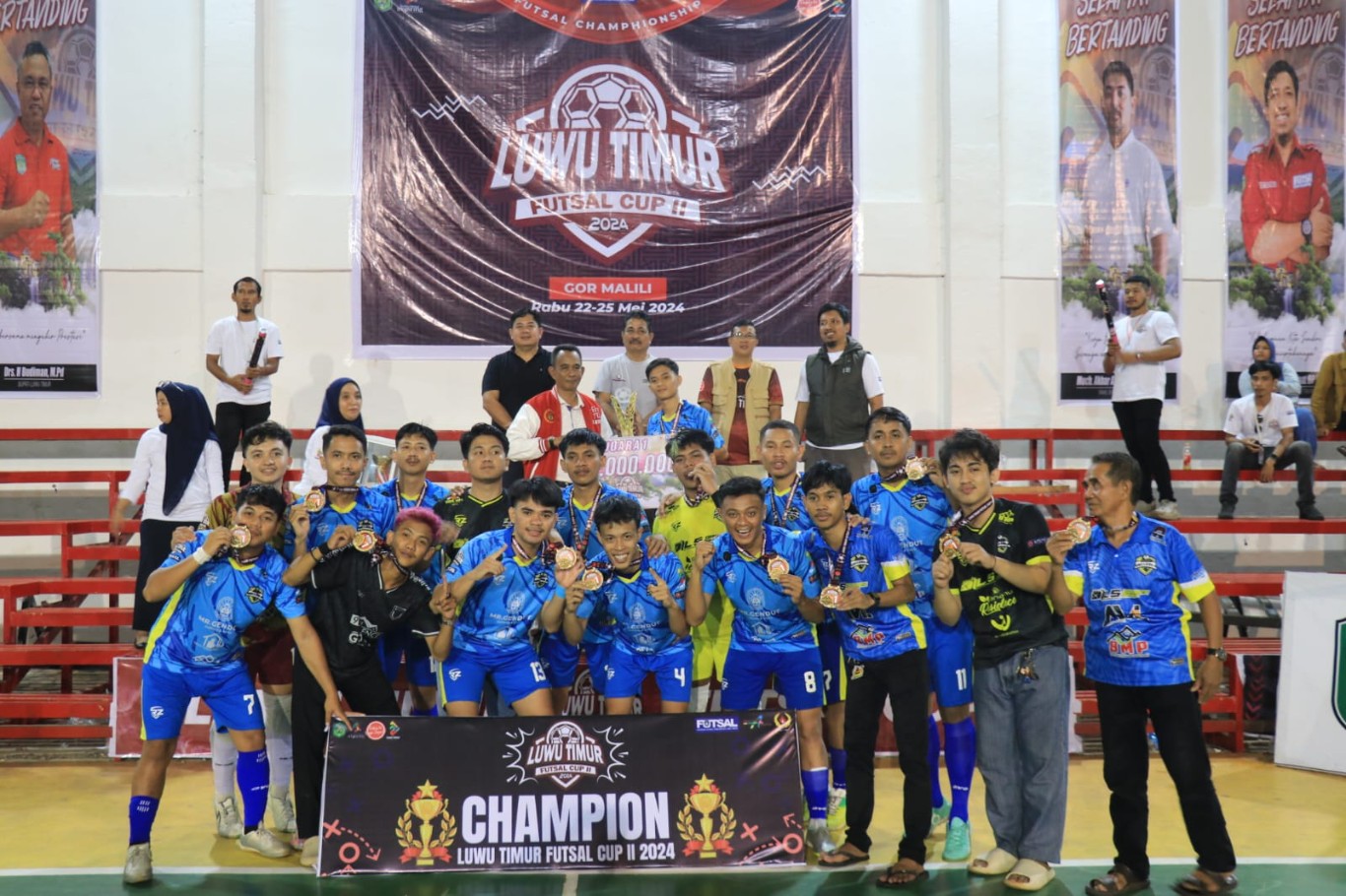 JUARA -- Turnamen Luwu Timur Futsal Cup II (LTFC) Tahun 2024 dalam rangka memeriahkan HUT Luwu Timur di GOR Malili resmi berakhir, Sabtu (25/5). Tim Uncle Dills Fc keluar sebagai juara usai menghentikan perlawanan MGM Fc dengan dramatis