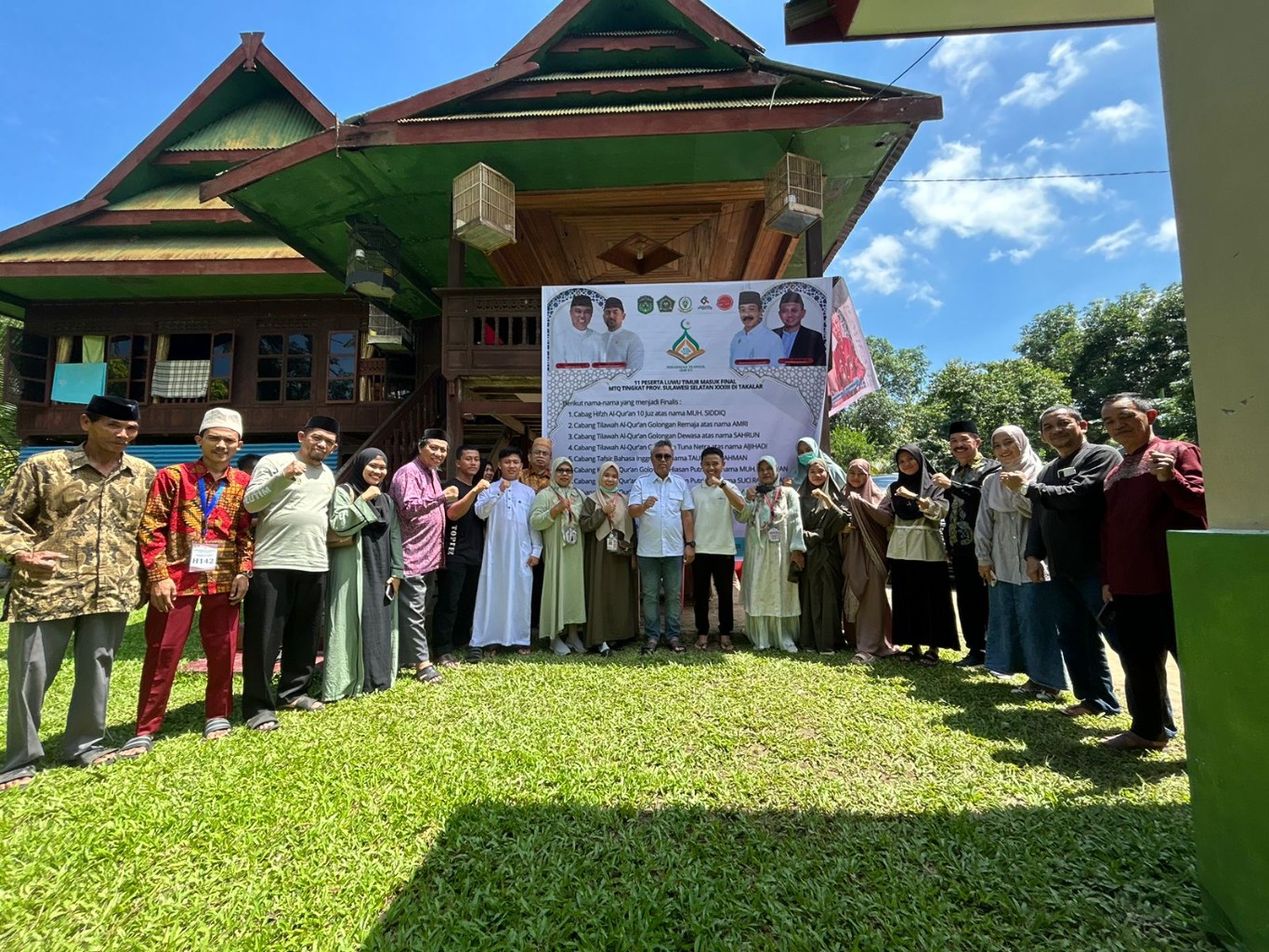 KUNJUNGI -- Bupati Luwu Timur, H Budiman didampingi Kepala Kantor Kemenag Lutim, H. Muhammad Yunus beserta Kabag Kesra, Fauzy Daeng Parebba foto bersama usai mengunjungi kafilah Luwu Timur yang tengah berlaga di ajang Musabaqah Tilawatil Qur'an (MTQ) tingkat Provinsi Sulsel ke XXXIII di Kabupaten Takalar, Selasa (7/5).