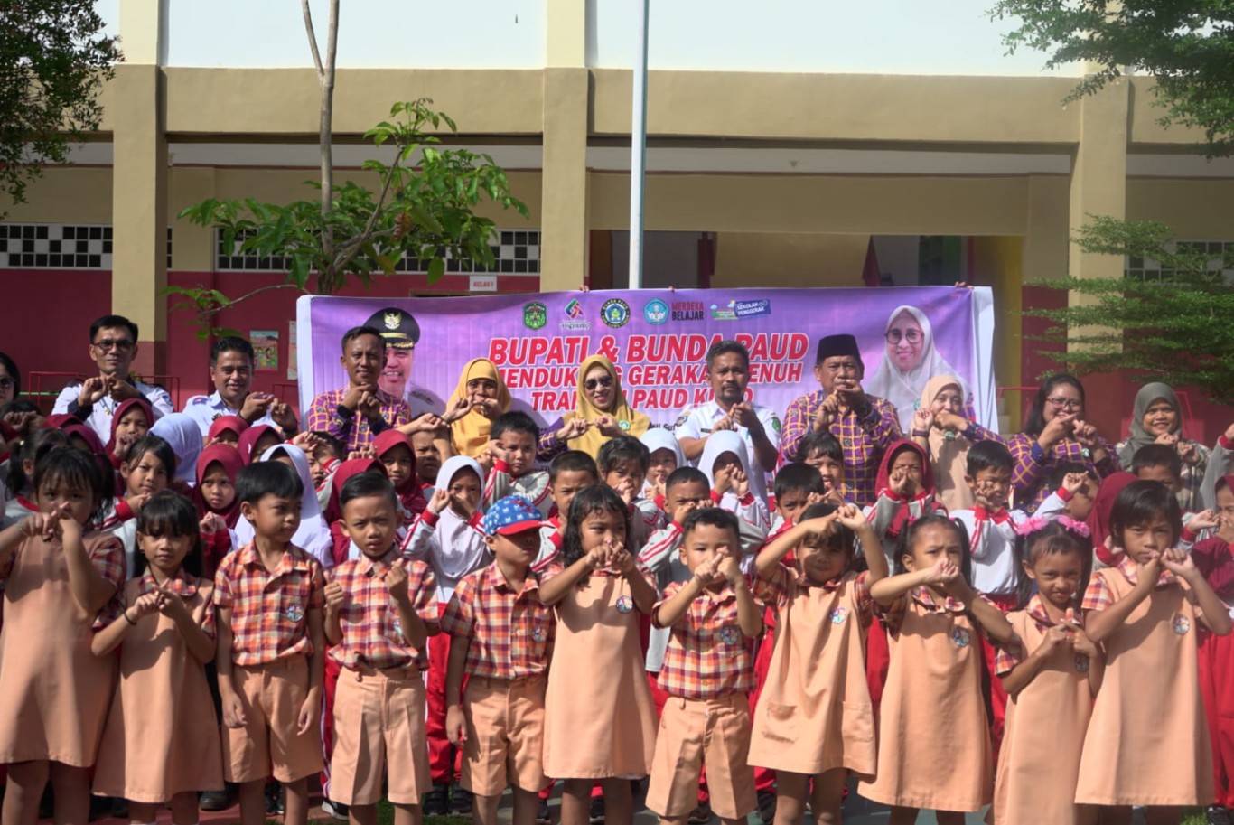 SOSIALISASI -- Bunda Paud Kabupaten Luwu Timur, Hj. Sufriaty Budiman didampingi Kepala Dinas Pendidikan dan Kebudayaan, Muhammad Syukri membuka Sosialisasi Gerakan Transisi PAUD ke SD di SDN 238 Mallaulu Malili, Rabu (29/5).