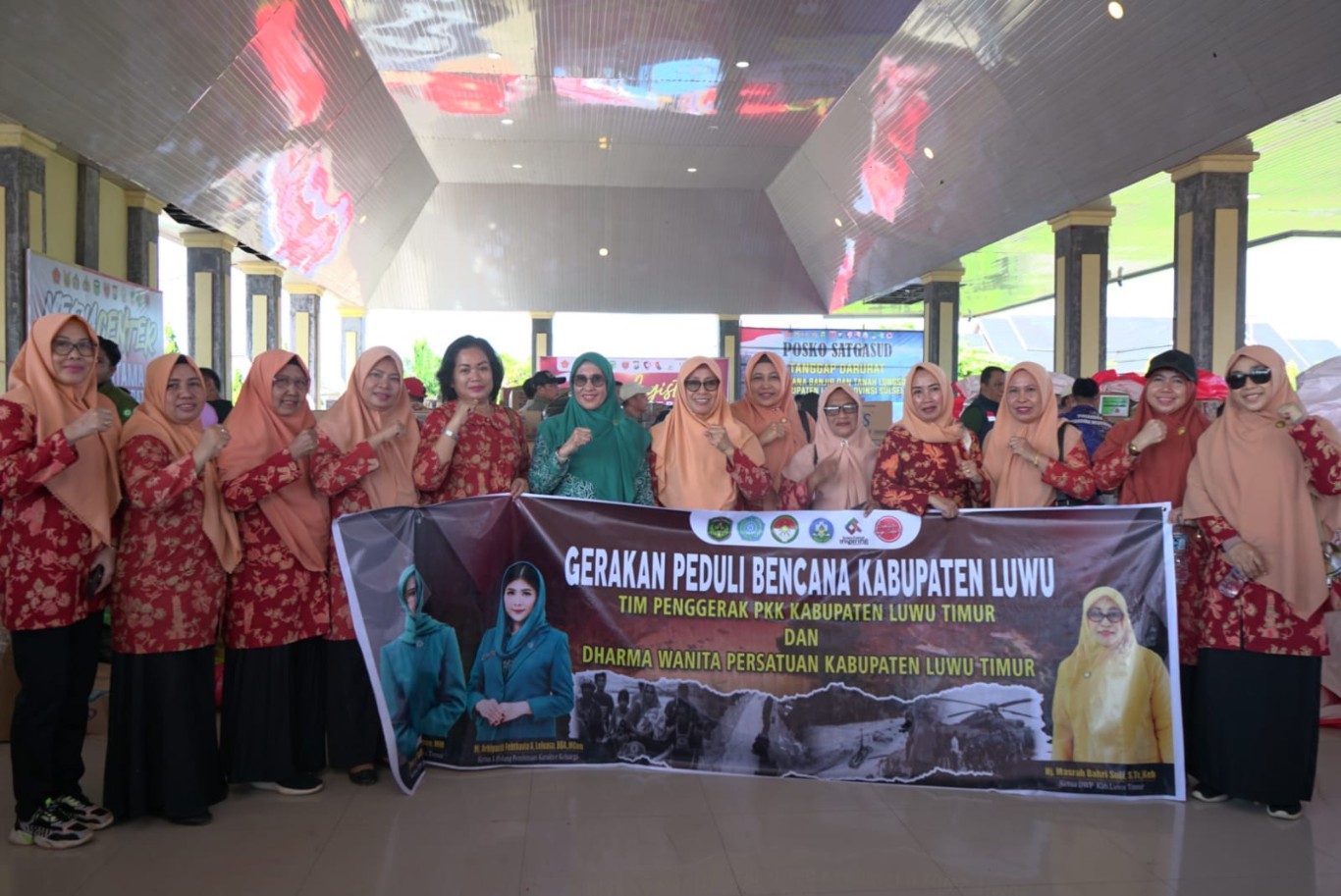 BANTUAN KEMANUSIAAN -- Ketua Tim Penggerak Pemberdayaan Kesejahteraan Keluarga (TP PKK) Kabupaten Luwu Timur (Lutim), Hj. Sufriaty Budiman didampingi Ketua Dharma Wanita Persatuan (DWP), Hj. Masrah Bahri Suli menyerahkan langsung bantuan kemanusiaan Luwu di Posko Induk Siaga Bencana Kabupaten Luwu, Sabtu (11/5).