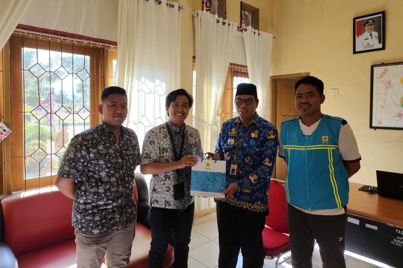SILATURRAHMI -- Manager PT PLN (Persero) Unit Layanan Pelanggan (ULP) Tomoni, Muh Nuryadin B didampingi Hirawan S Aloysius Arian P. dan Faisadhani A. melakukan kunjungan silaturahmi bersama Camat Tomoni Timur, Yulius, Jumat (17/5).