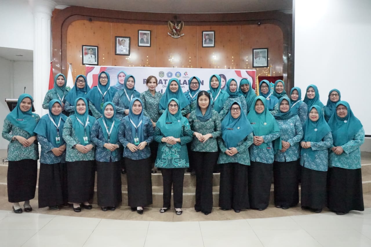RAPAT -- Ketua TP PKK Luwu Timur, Hj Sufriaty Budiman memimpin Rapat Bulanan TP PKK Kabupaten yang dirangkai dengan Halal Bihalal, di Aula Rujab Bupati Lutim baru-baru ini. 