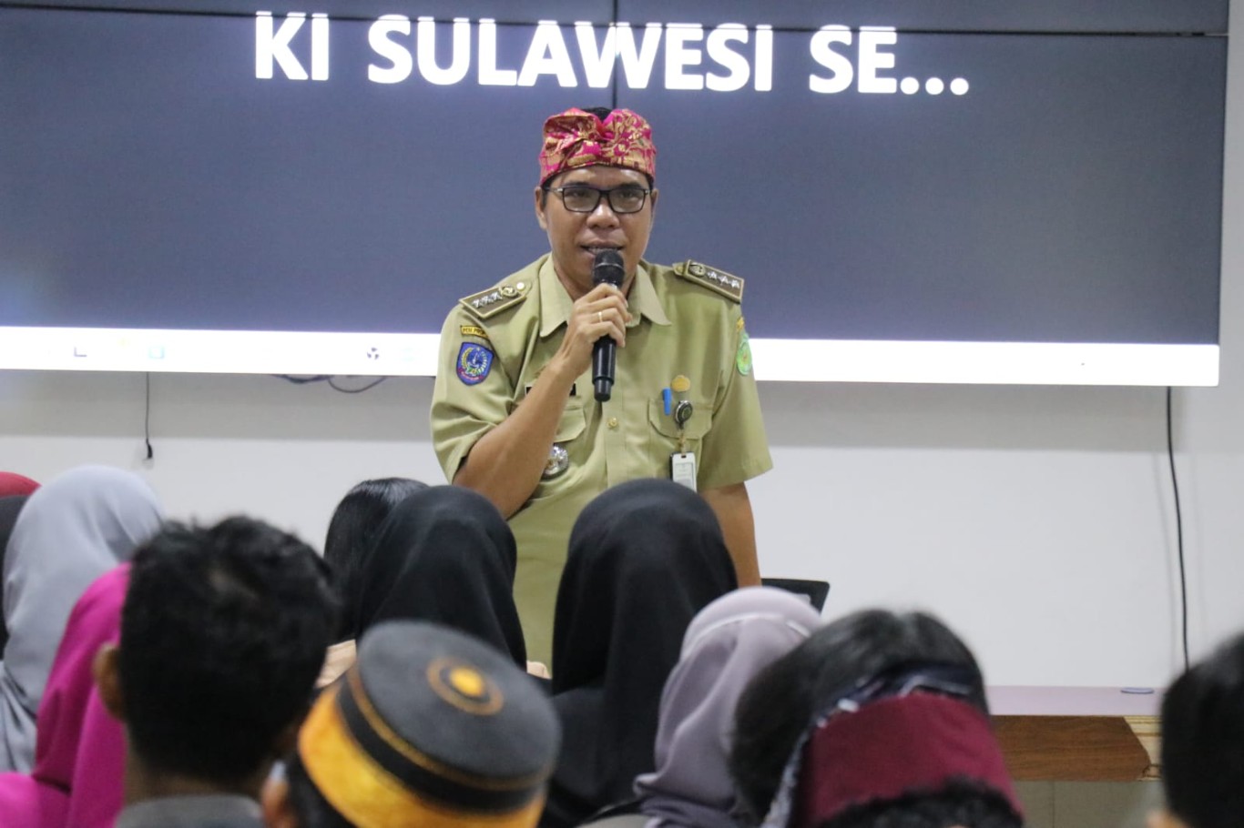 ZOOM MEETING -- Dinas Komunikasi, Informatika, Statistik dan Persandian (Kominfo-SP) Kabupaten Luwu Timur menyelenggarakan Zoom Meeting bersama Komisi Informasi Provinsi Sulsel di Ruang Media Center Diskominfo-SP Lutim, Senin (13/5). 