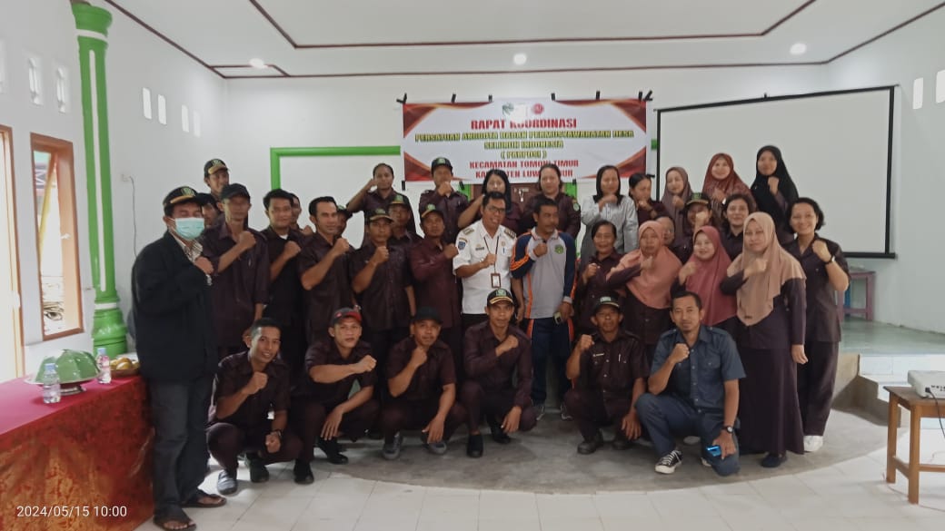 RAKOR -- Camat Tomoni Timur, Yulius foto bersama usai memimpin Rakor PABPDSI se-Kecamatan Tomoni Timur, Rabu (15/5). YUlius menekankan pentingnya kolaborasi dan sinergi antara BP) dan para Kades dalam pembangunan desa. 
