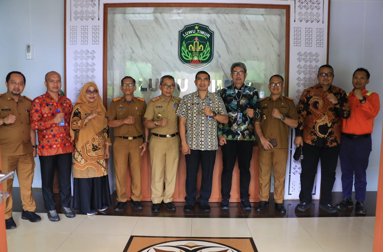 AUDIENSI -- Sekkab Luwu Timur, H Bahri Suli didampingi Kepala OPD terkait foto bersama usai menerima audiensi Kepala Badan Narkotika Nasional (BNN) Sulsel Brigjen Pol Drs Guruh Ahmad Fadiyanto, dan jajaran di Lounge Kantor Bupati Luwu Timur baru-baru ini. 