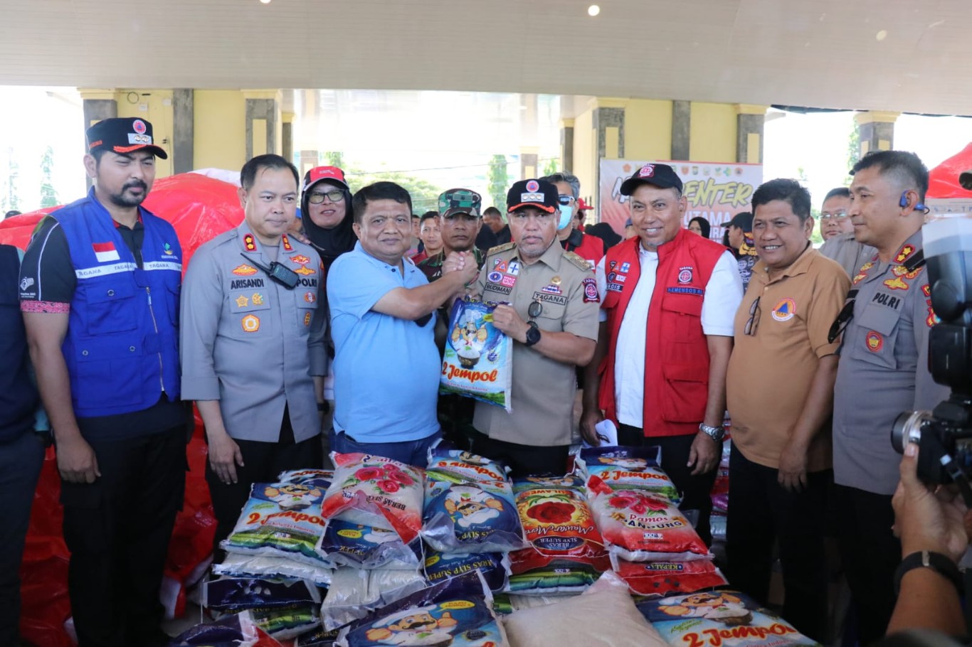 BAWA BANTUAN -- Bupati Luwu Timur, H Budiman memimpin rombongan bersama unsur Forkopimda Lutim dengan membawa bantuan kemanusiaan untuk disalurkan langsung kepada korban bencana alam di Kabupaten Luwu.