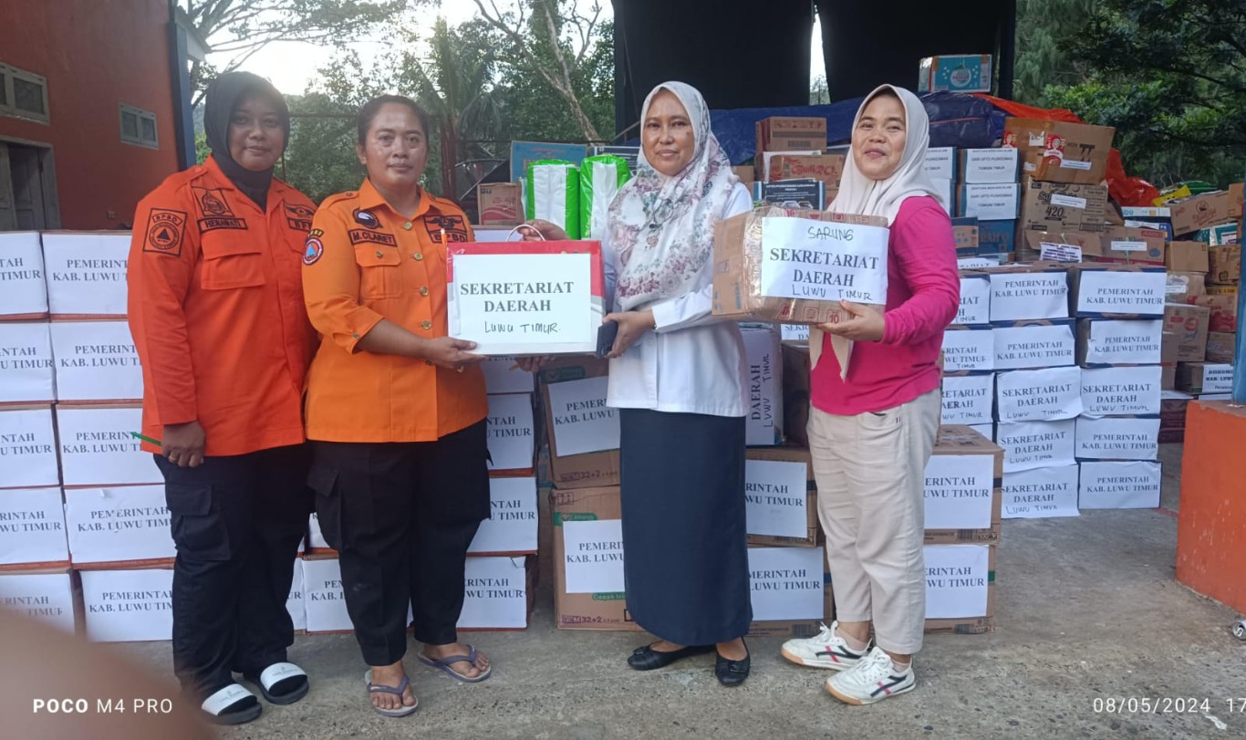 BERBAGI -- Kabag Umum dan Perlengkapan Setdakab Luwu Timur Windayani Zakaria foto bgersama usai menyerahkan bantuan tahap kedua kepada Kepala Bidang Kedaruratan dan Logistik Badan Penanggulangan Bencana Daerah (BPBD) Kabupaten Luwu Timur, Maria Claret Nita di Kantor BPBD Lutim baru-baru ini.