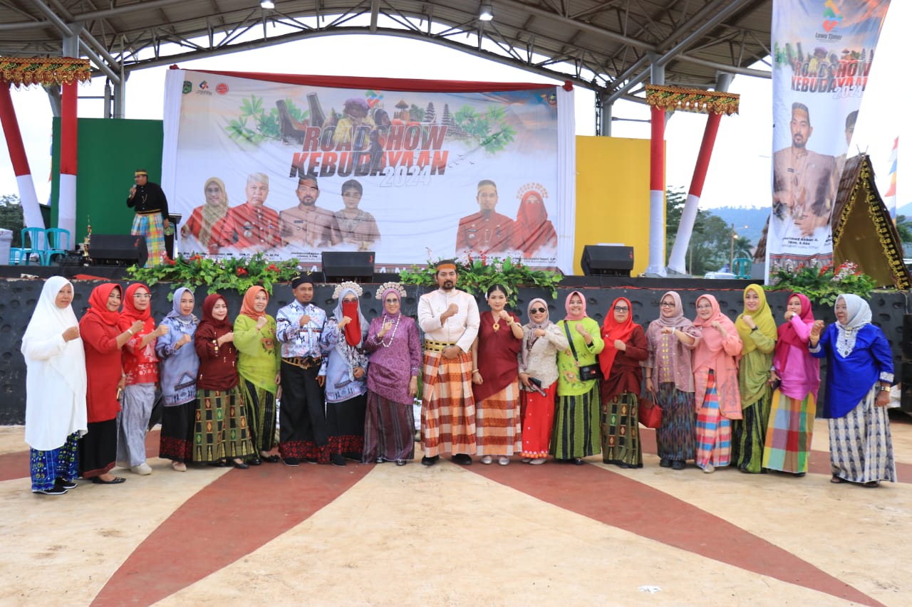 BUDAYA -- Roadshow budaya dalam rangka memeriahkan HUT ke-21 Kabupaten Luwu Timur berlanjut ke hari kedua di Kecamatan Nuha di Lapangan Iniaku, Desa Sorowako, Rabu (29/5). 