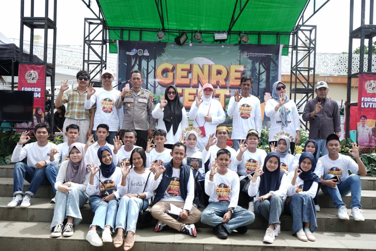 BUKA -- Asisten Pemerintahan dan Kesra, Aini Endis Anrika didampingi Kepala Dinas P2KB Hj. Puspawati Husler foto bersama usai membuka kegiatan Genre Festival Tingkat Kabupaten Lutim Tahun 2024 di Pelantaran Andi Nyiwi Park, Sabtu (18/5).