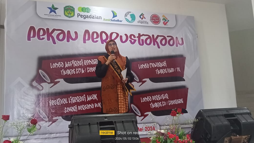 KOLABORASI -- Bunda Literasi Kabupaten Luwu Timur Hj Sufriyati Budiman mengajak kolaborasi antara guru dan orang tua dalam mendidik anak. 
